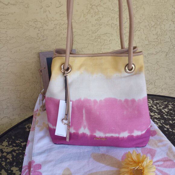 Calvin Klein Gabrianna reversible bucket bag with detachable wristlet - Picture 6 of 16